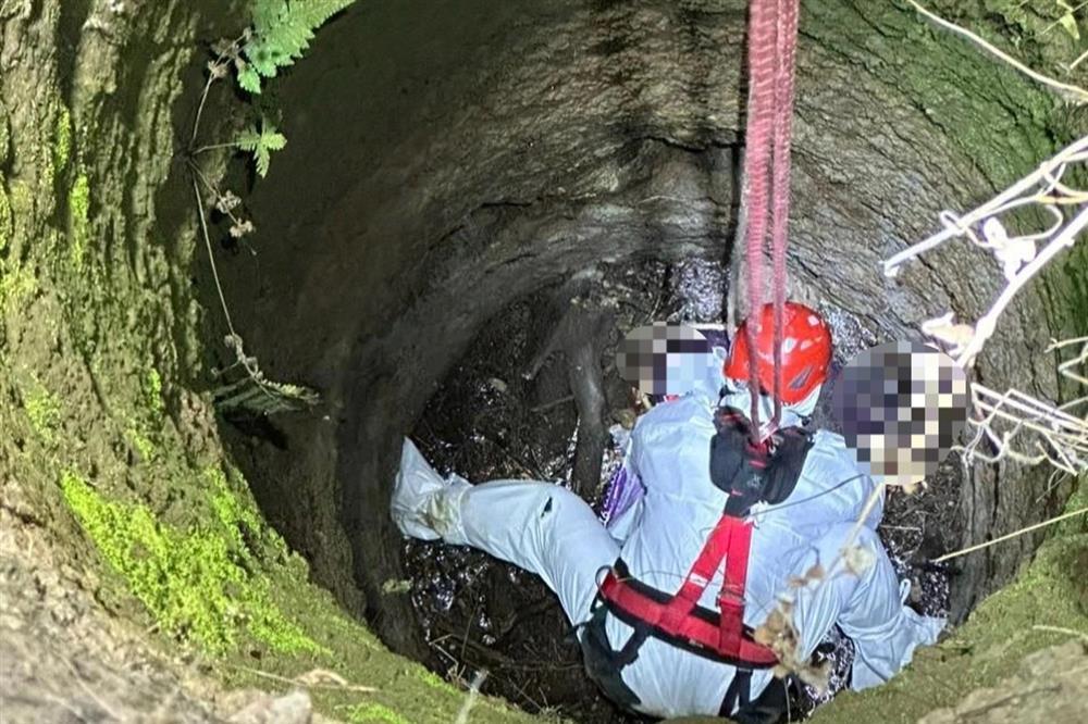 Cảnh sát đu dây xuống giếng sâu vớt thi thể người-2