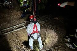 Cảnh sát đu dây xuống giếng sâu vớt thi thể người