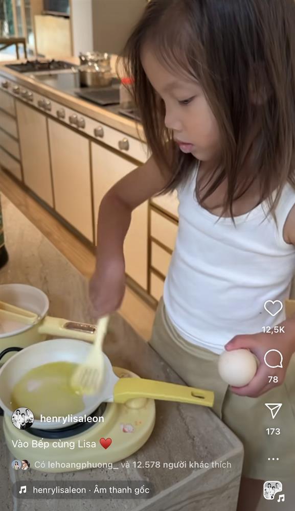 Lisa nhà Hà Hồ hơn 3 tuổi đã vào bếp nấu ăn, ai cũng ngưỡng mộ tài nuôi dạy con của bà mẹ nổi tiếng-2