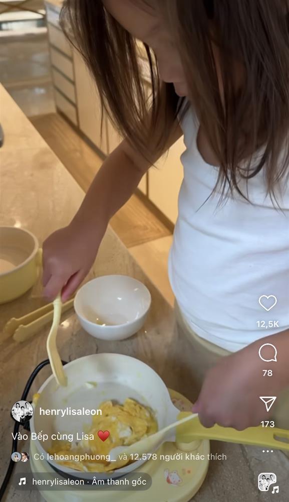 Lisa nhà Hà Hồ hơn 3 tuổi đã vào bếp nấu ăn, ai cũng ngưỡng mộ tài nuôi dạy con của bà mẹ nổi tiếng-4