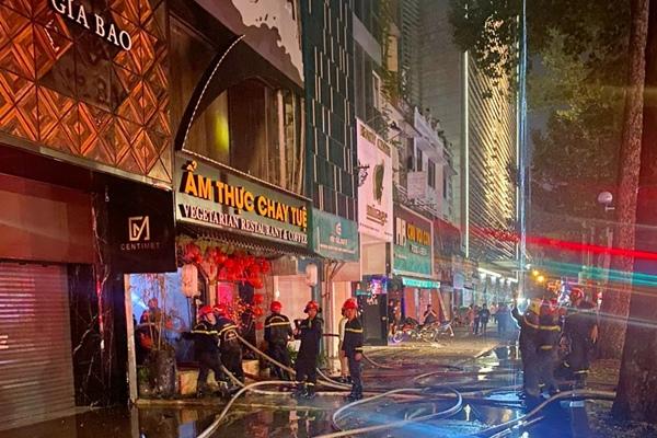 Ô tô bốc cháy dữ dội trong ngõ ở Hà Nội-2