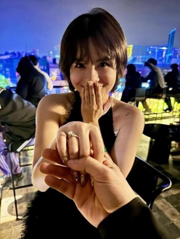 Sau màn cầu hôn mở bát đầu năm mới, Thái Trinh lần đầu khoe ảnh tình tứ bên bạn trai bí ẩn-1