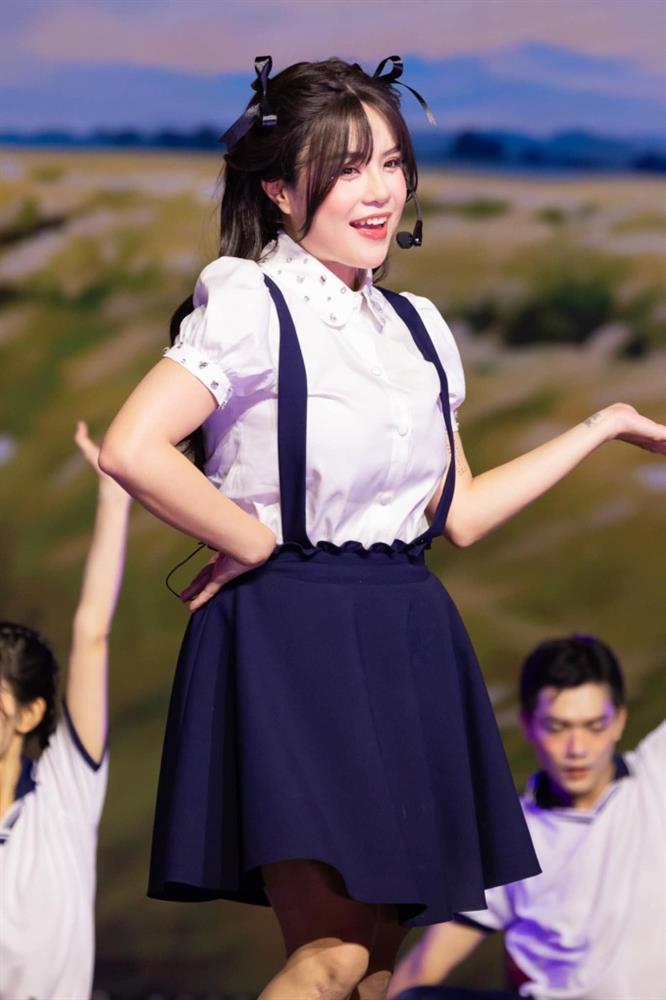 Sau màn cầu hôn mở bát đầu năm mới, Thái Trinh lần đầu khoe ảnh tình tứ bên bạn trai bí ẩn-4