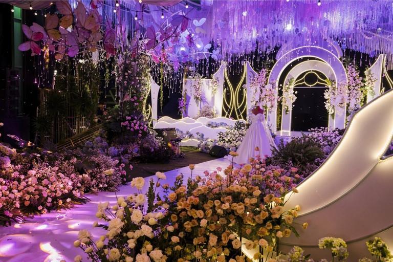 Đám cưới phủ kín bằng hàng tấn hoa tươi nhập khẩu, giá trị tới nhiều tỷ đồng-1