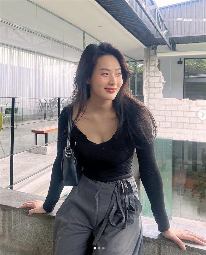 Lưu Diệc Phi bản Việt khoe dáng quyến rũ với áo đúc dáng nhưng lại mắc lỗi-5