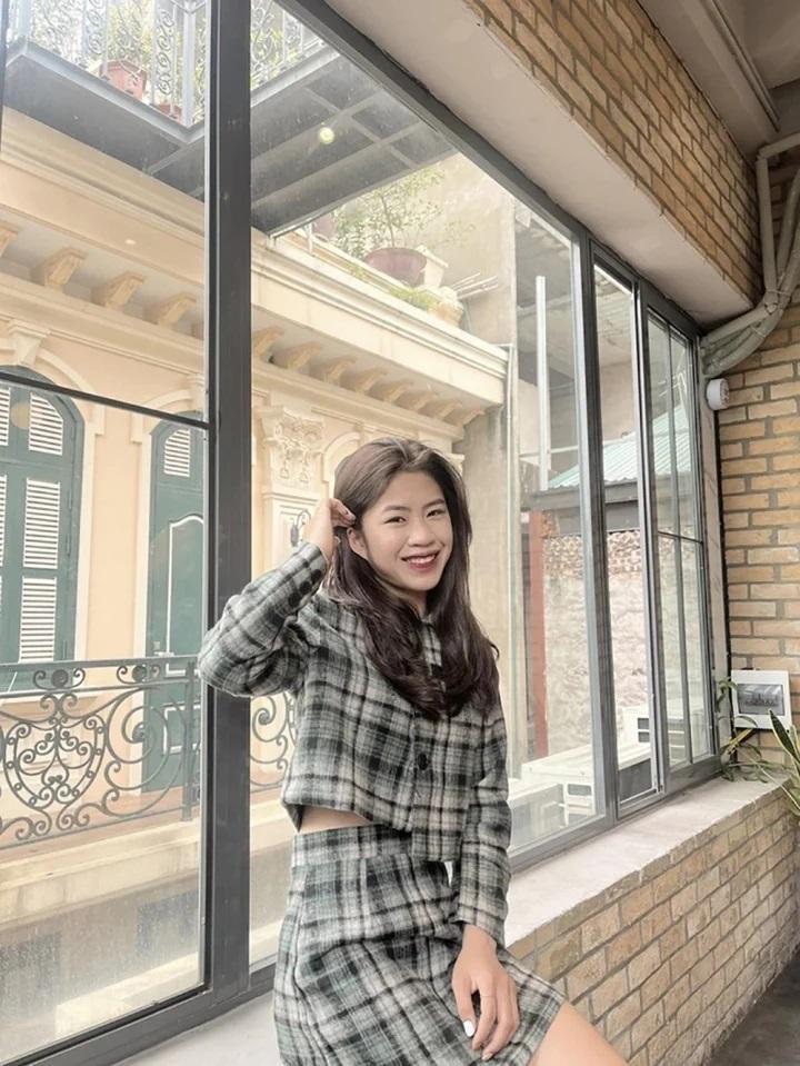 Rời quần đùi áo số Thanh Nhã diện váy hai dây quyến rũ, không hổ danh Hoa khôi đội tuyển bóng đá nữ Việt Nam-11