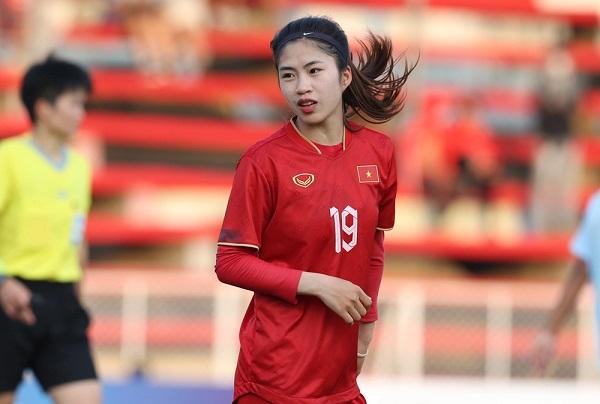Rời quần đùi áo số Thanh Nhã diện váy hai dây quyến rũ, không hổ danh Hoa khôi đội tuyển bóng đá nữ Việt Nam-3