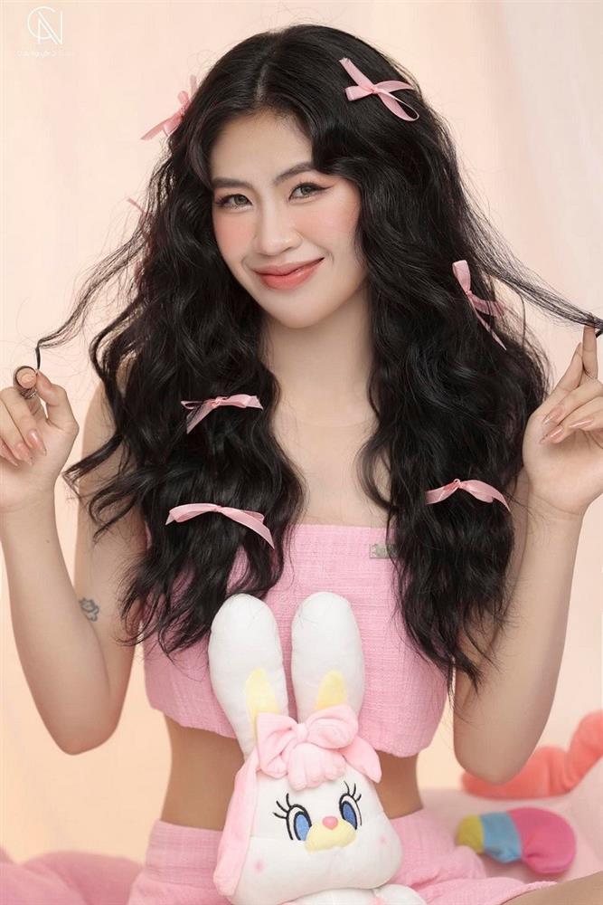 Rời quần đùi áo số Thanh Nhã diện váy hai dây quyến rũ, không hổ danh Hoa khôi đội tuyển bóng đá nữ Việt Nam-5