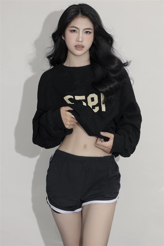 Rời quần đùi áo số Thanh Nhã diện váy hai dây quyến rũ, không hổ danh Hoa khôi đội tuyển bóng đá nữ Việt Nam-8