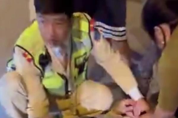 Ôm trẻ trong lòng, nam thanh niên phóng xe máy vun vút trên cao tốc-3