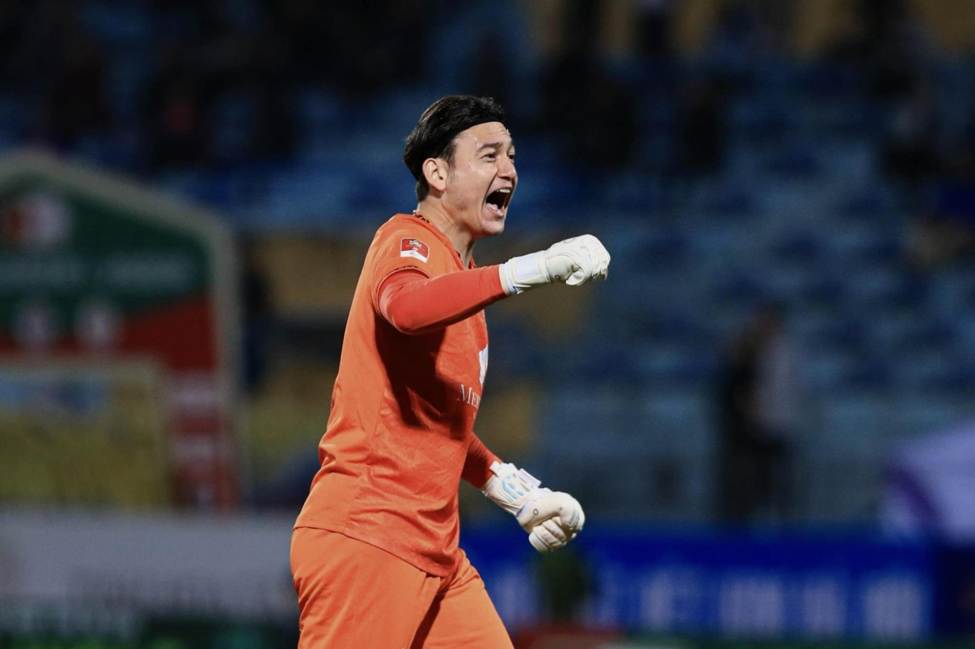 Thủ môn Đặng Văn Lâm có hành động cực kỳ ý nghĩa dành cho bố mẹ-3