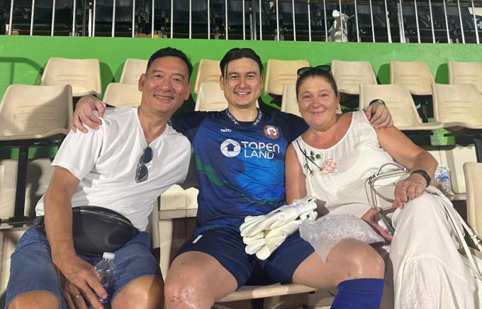 Thủ môn Đặng Văn Lâm có hành động cực kỳ ý nghĩa dành cho bố mẹ-4