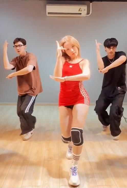 Chị đẹp Huyền Baby hút vạn người mê khi tái xuất với váy body siêu ngắn, đồ tập bốc lửa-3