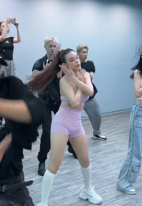 Chị đẹp Huyền Baby hút vạn người mê khi tái xuất với váy body siêu ngắn, đồ tập bốc lửa-6