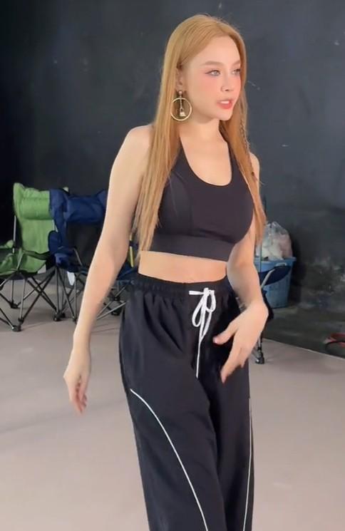 Chị đẹp Huyền Baby hút vạn người mê khi tái xuất với váy body siêu ngắn, đồ tập bốc lửa-7