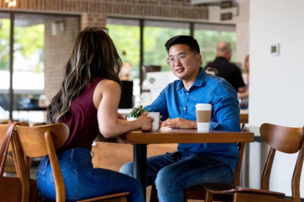 Đang tán tỉnh cô em, tôi bối rối khi phải lòng cô chị-1