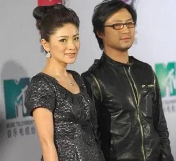 Ly hôn chưa đầy 3 tháng, chồng cũ Chương Tử Di công khai cặp kè tình trẻ đáng tuổi con?-4