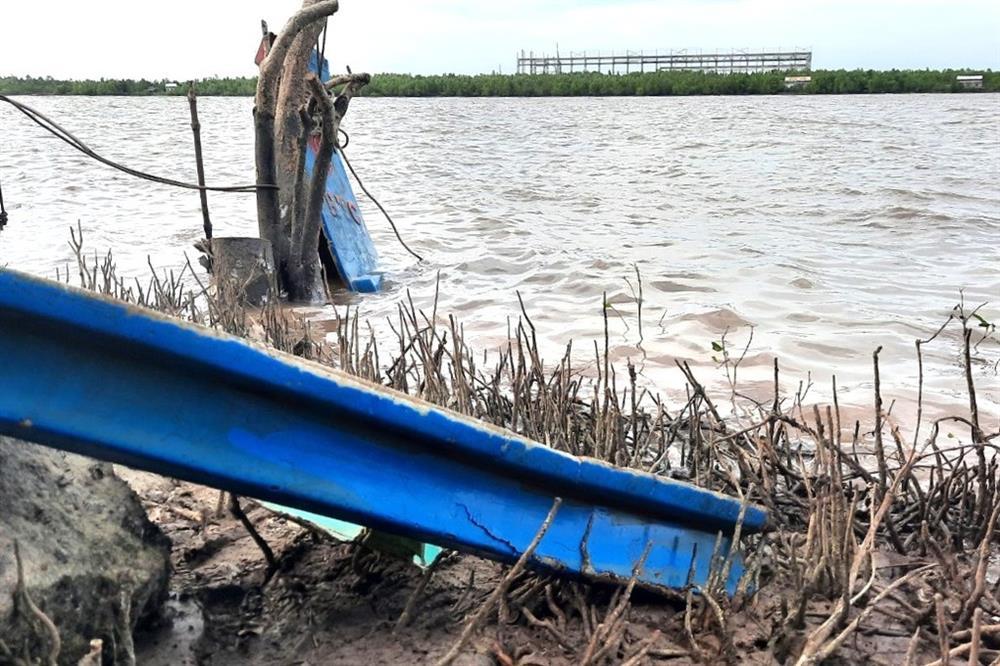 Vụ nổ 3 người mất tích: Xuồng máy đứt đôi, tìm thấy vài phần thi thể-1