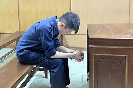 Xông vào tận nhà giết người xa lạ chỉ vì nghi bị khinh thường