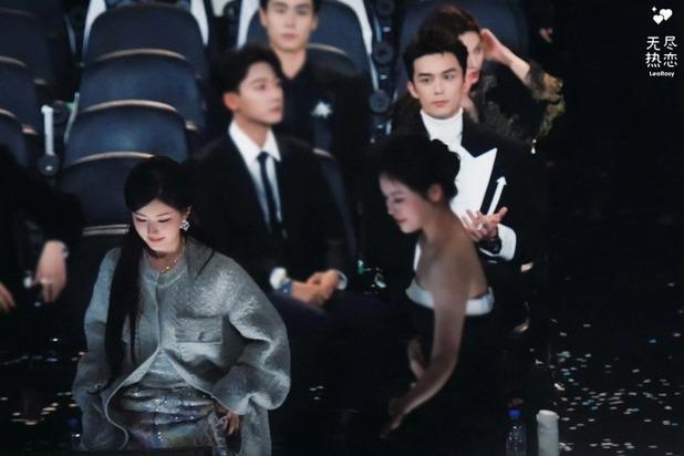 Ngô Lỗi tiếp tục bị bắt gặp lén nhìn Triệu Lộ Tư tại Đêm hội Weibo, fan couple được một phen hào hứng-2