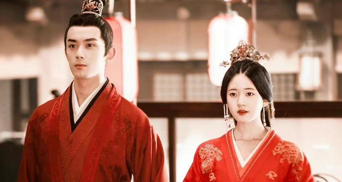 Ngô Lỗi tiếp tục bị bắt gặp lén nhìn Triệu Lộ Tư tại Đêm hội Weibo, fan couple được một phen hào hứng-4