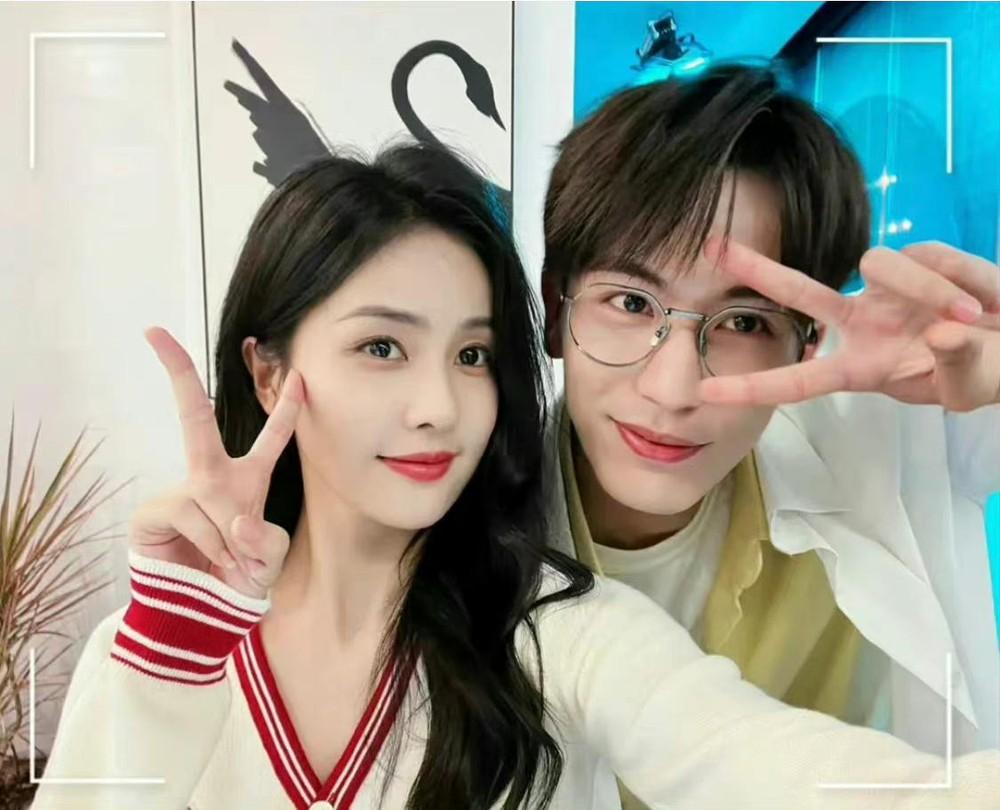 Sau loạt tin đồn chia tay Trương Lăng Hách, Bạch Lộc tự mình đính chính sự thật chỉ với một hành động-1