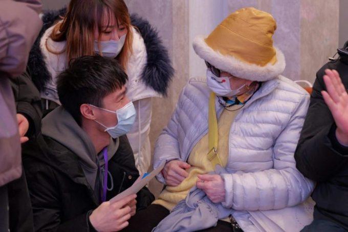 Vẫn chưa vượt qua nỗi đau mất con, mẹ khóc ngất trong sinh nhật cố ca sĩ Coco Lee-2