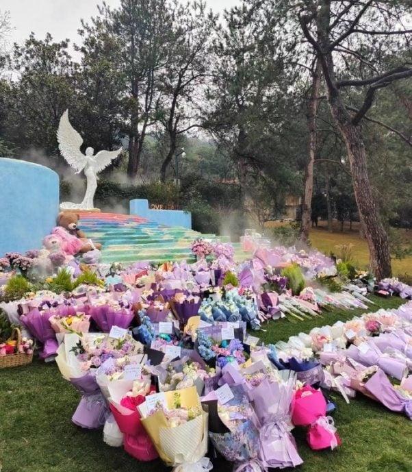 Vẫn chưa vượt qua nỗi đau mất con, mẹ khóc ngất trong sinh nhật cố ca sĩ Coco Lee-3