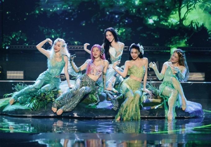 Chị đẹp đạp gió rẽ sóng: Đây đích thực là chị đẹp thân thiện, kết hợp với nhiều sao nữ nhất!-5