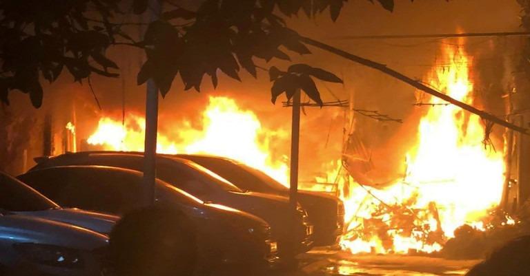 Ô tô bốc cháy dữ dội trong ngõ ở Hà Nội-1