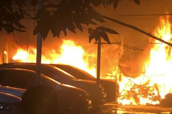 Siêu thị bốc cháy ngùn ngụt ở Hà Giang-3