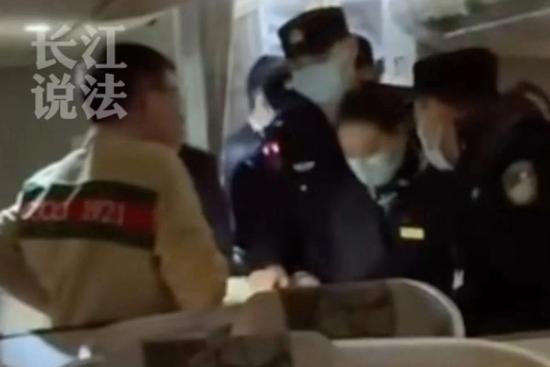 Hành khách hách dịch đòi ghế hạng nhất miễn phí cho con trai, chuyến bay bị hoãn 3 giờ