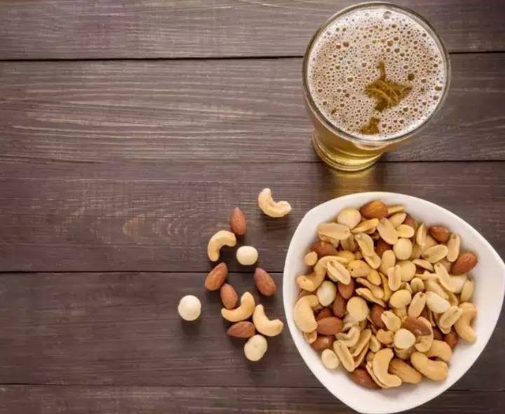 Lý do thực sự khiến nhà hàng phục vụ lạc rang trước khi lên đồ ăn-1