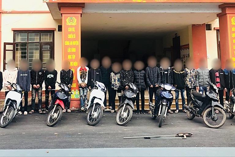 Khởi tố 14 thanh niên điều khiển xe máy đánh võng, ném vỏ chai vào người dân-1