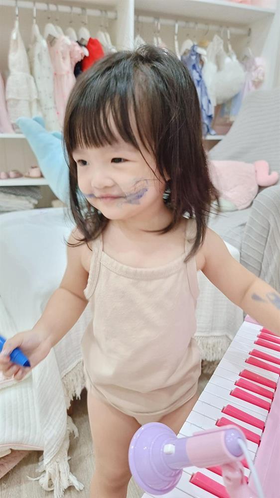 Con gái Đông Nhi - Ông Cao Thắng: Mới 3 tuổi đã có vẻ ngoài đáng yêu như thế nào?-3