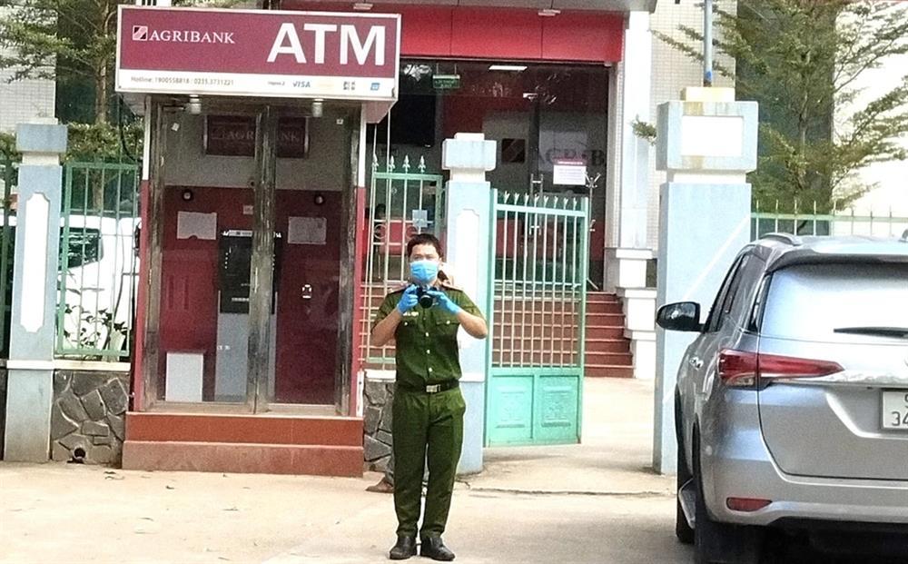 Bảo vệ nhấn chuông báo động, 2 kẻ cướp ngân hàng bỏ tiền tẩu thoát-1