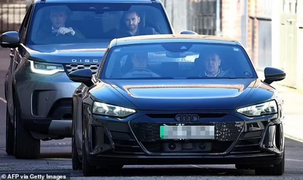 Hoàng tử William tự lái xe vào viện thăm Công nương Kate, đã có những cập nhật nào nữa?-2