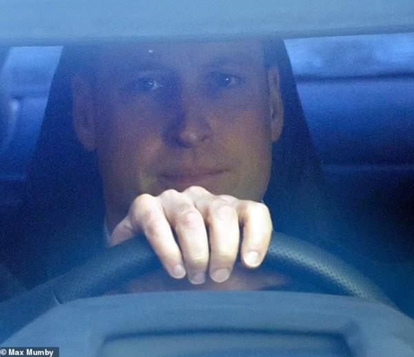 Hoàng tử William tự lái xe vào viện thăm Công nương Kate, đã có những cập nhật nào nữa?-1