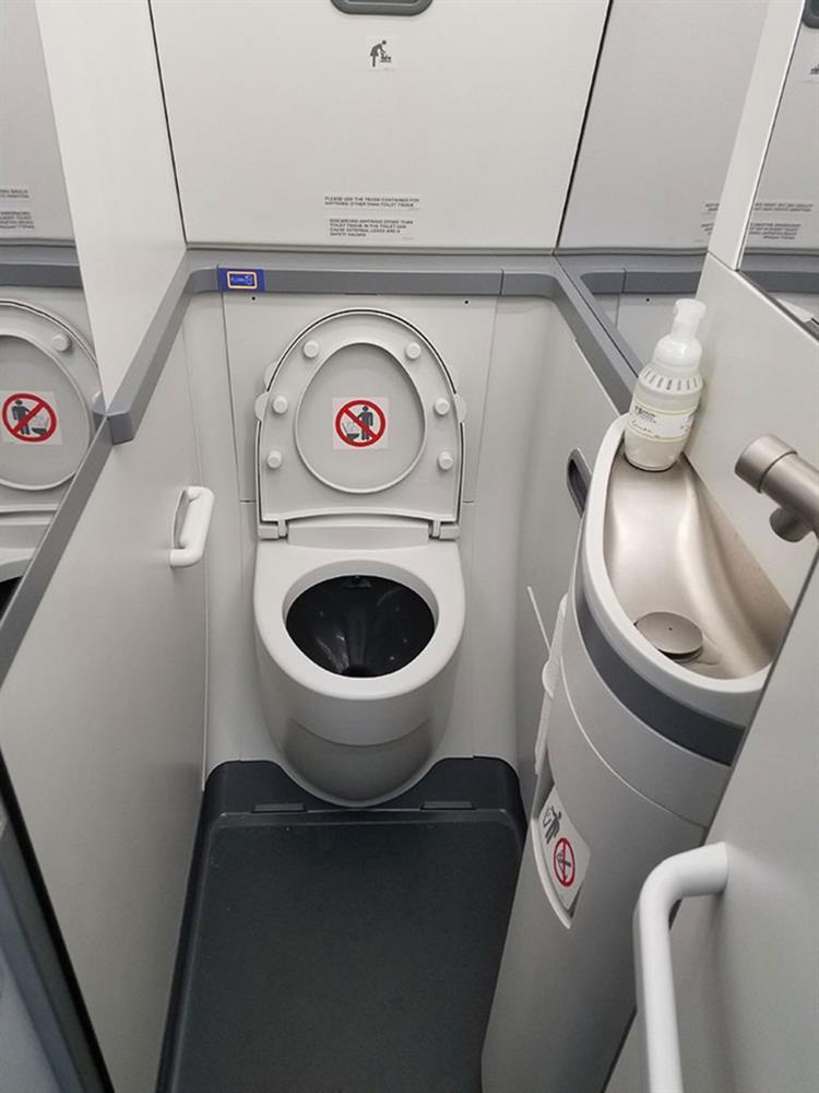 Ác mộng của hành khách bị nhốt trong toilet máy bay suốt hành trình 2 tiếng-2