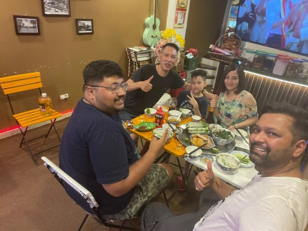 Hành động lạ của chủ quán cà phê ở Hà Nội khiến vị khách Ấn Độ bất ngờ-1