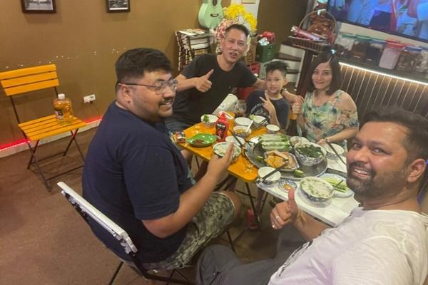 Khách Việt rát tai khi trải nghiệm quán ăn chửi khách như hát hay ở Anh-6