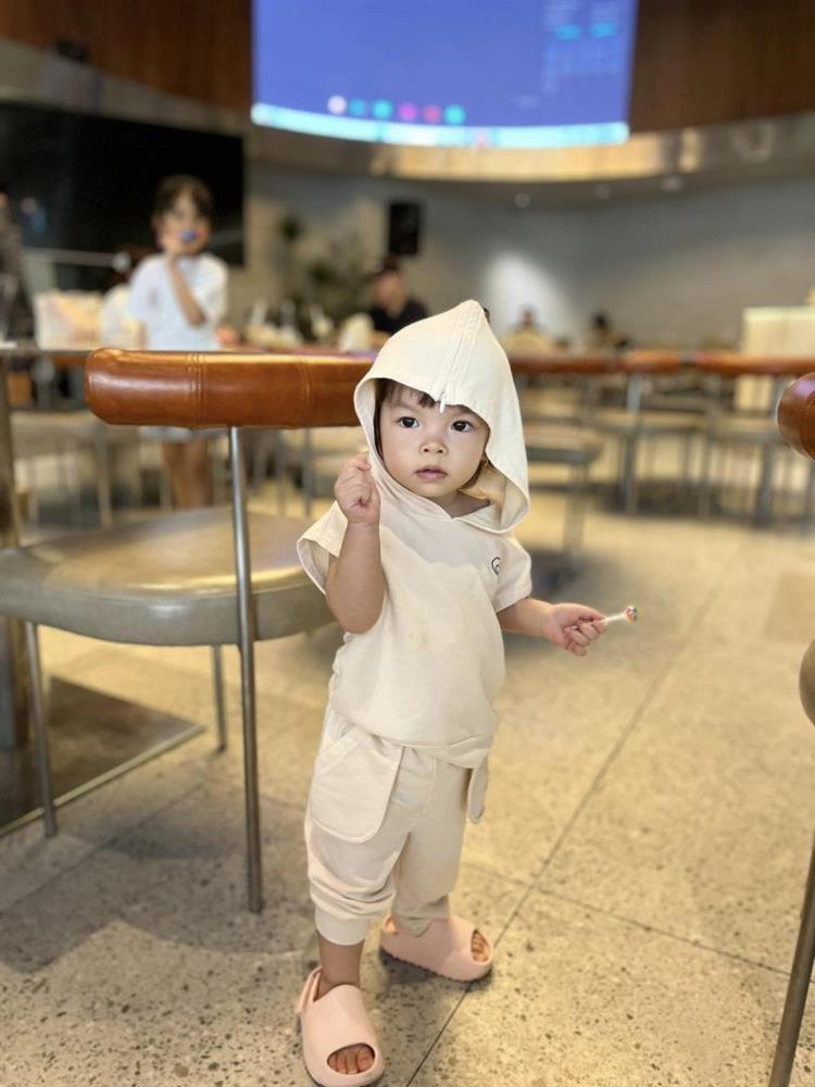 Con gái út nhà Phạm Quỳnh Anh mới 1 tuổi đã nghe hiểu tiếng Việt - Anh, thích dọn dẹp phụ giúp mẹ-3