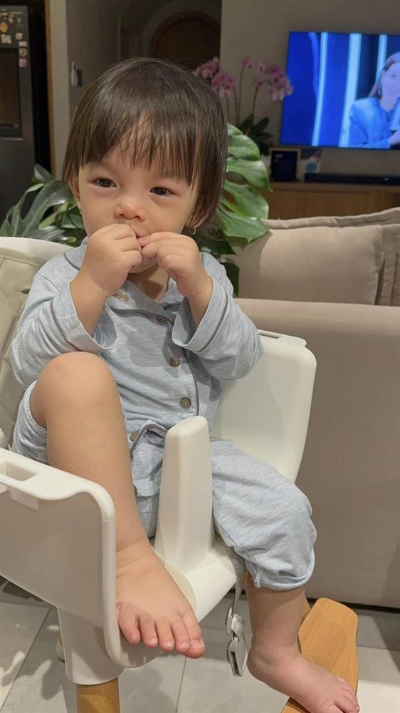 Con gái út nhà Phạm Quỳnh Anh mới 1 tuổi đã nghe hiểu tiếng Việt - Anh, thích dọn dẹp phụ giúp mẹ-4
