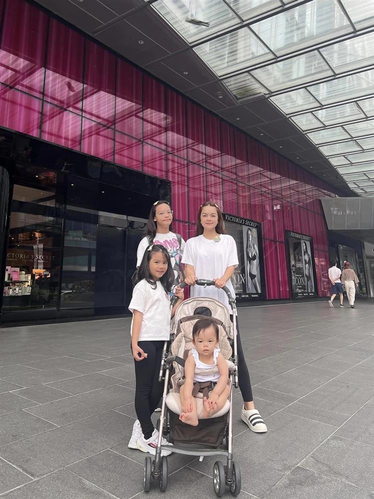 Con gái út nhà Phạm Quỳnh Anh mới 1 tuổi đã nghe hiểu tiếng Việt - Anh, thích dọn dẹp phụ giúp mẹ-5