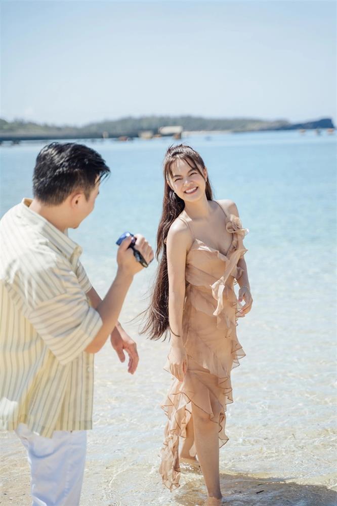 Con gái út nhà Phạm Quỳnh Anh mới 1 tuổi đã nghe hiểu tiếng Việt - Anh, thích dọn dẹp phụ giúp mẹ-6