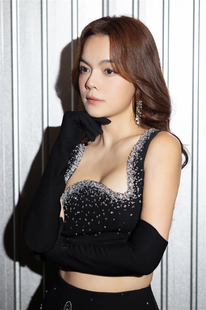 Con gái út nhà Phạm Quỳnh Anh mới 1 tuổi đã nghe hiểu tiếng Việt - Anh, thích dọn dẹp phụ giúp mẹ-7