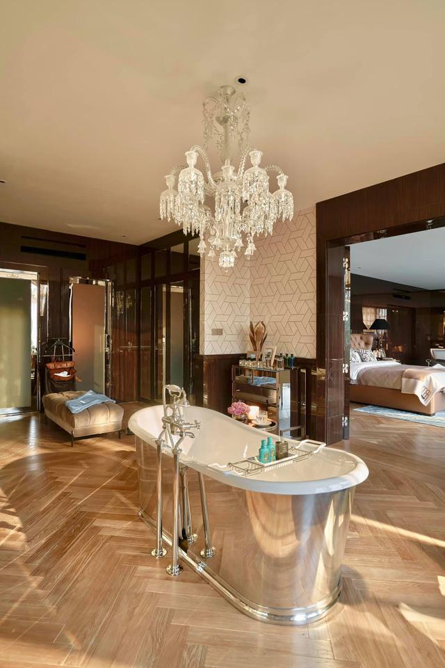 Cận cảnh phòng tắm từng gây nhiều tranh cãi của NTK Thái Công và bạn trai-10