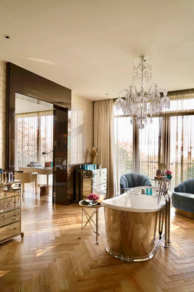 Cận cảnh phòng tắm từng gây nhiều tranh cãi của NTK Thái Công và bạn trai-11