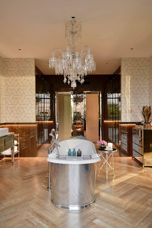 Cận cảnh phòng tắm từng gây nhiều tranh cãi của NTK Thái Công và bạn trai-13