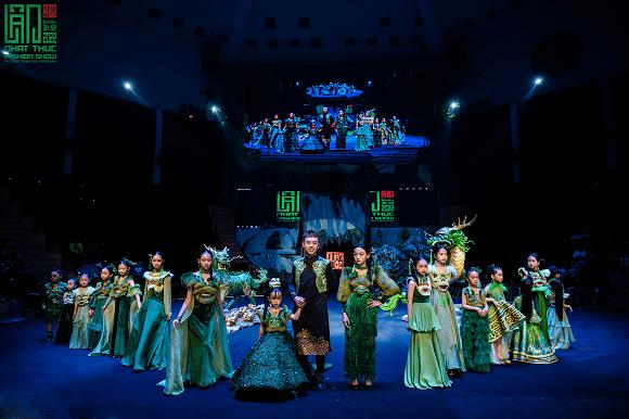 NTK Nhật Thực và dàn mẫu nhí tỏa sáng trong BST mới-2